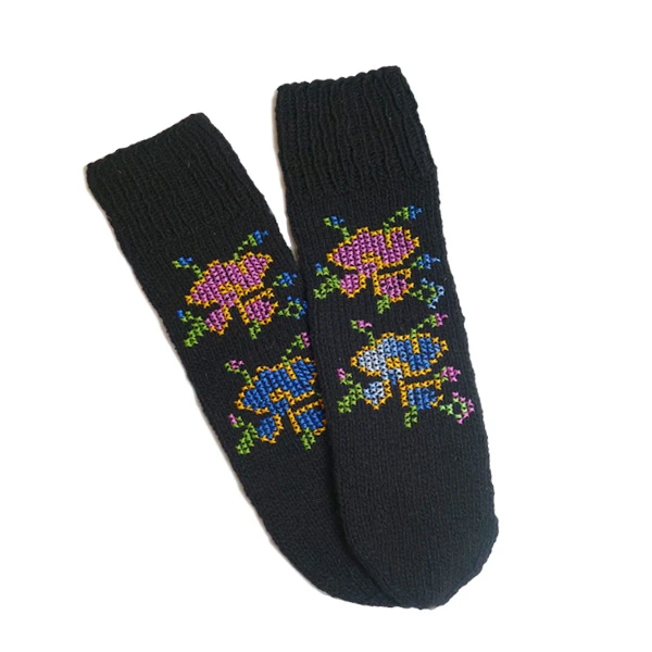 Vunene čarape - crne, ženske, ručno vezene-1