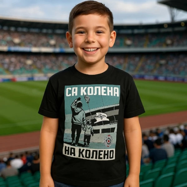 FK PARTIZAN DEČIJA MAJICA SA KOLENA NA KOLENO 8 -14-1