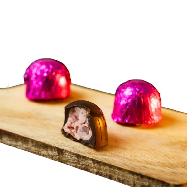 Praline od crne čokolade i maline spremne za luksuzno pakovanje poklon Srbija.-3