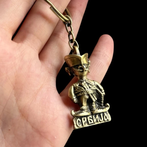 Privezak sa figurom u narodnoj nošnji i natpisom Srbija-2