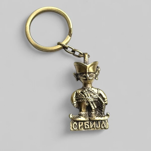 Privezak sa figurom u narodnoj nošnji i natpisom Srbija-1
