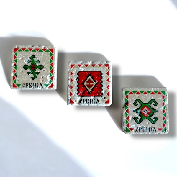 Set od tri kamena magneta dimenzija 5x5 cm sa motivima ćilimskih šara.-3