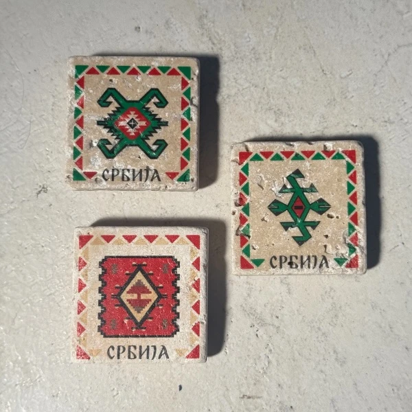 Set od tri kamena magneta dimenzija 5x5 cm sa motivima ćilimskih šara.-2