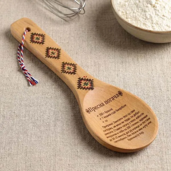 Drvena varjaca sa gravurom recepta za tradicionalnu srpsku pogaču-3