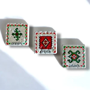 Set od tri kamena magneta dimenzija 5x5 cm sa motivima ćilimskih šara.
